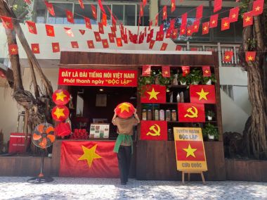 Trang trí quán xá mùa lễ hội