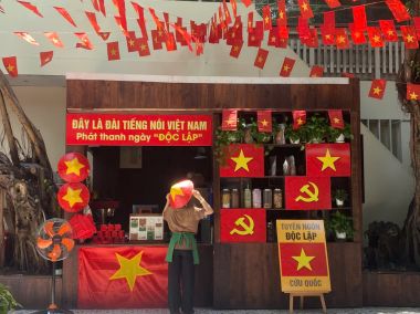 Trang trí quán xá mùa lễ hội