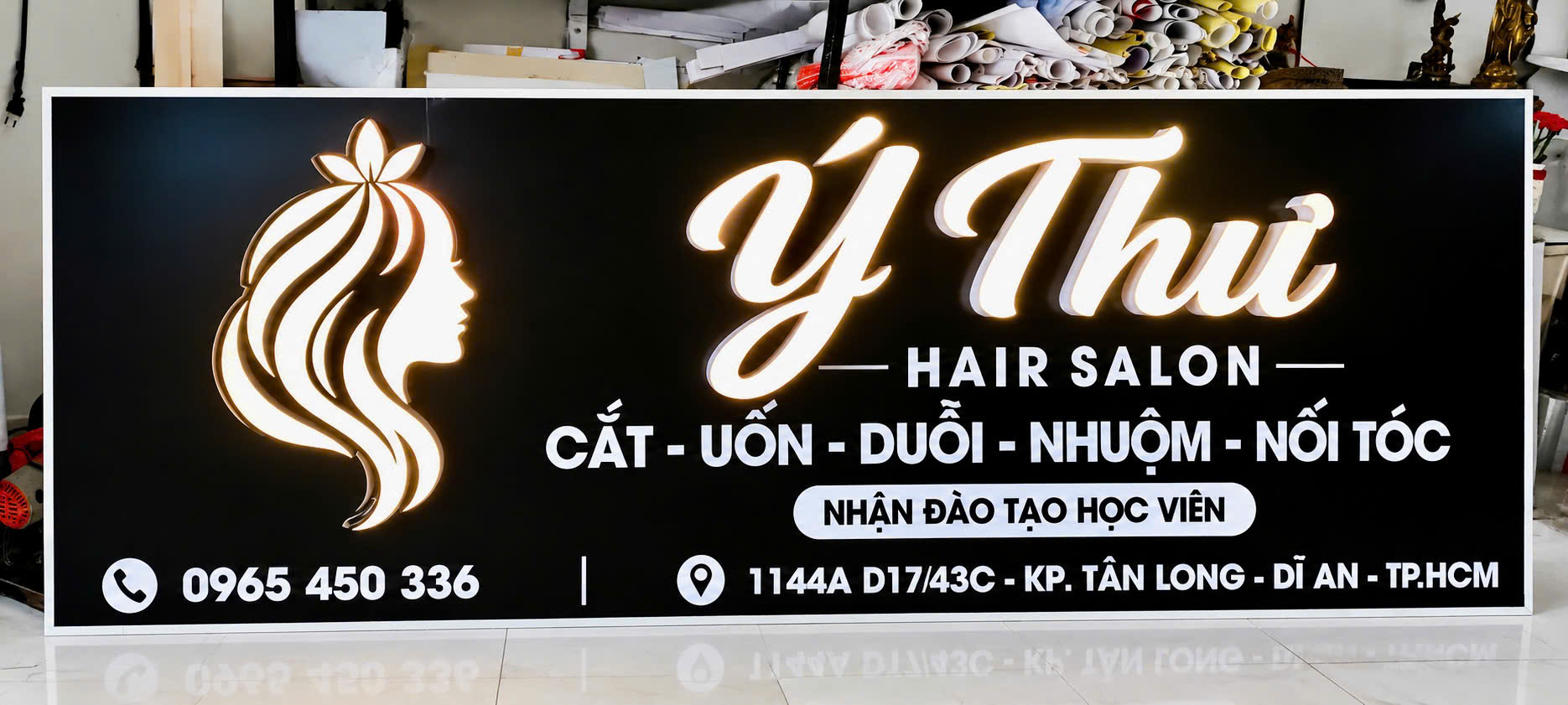 Bảng Hiệu Ý Thư Hair Salon: Thiết Kế Hiện Đại Với Logo Phát Sáng Ấn Tượng
