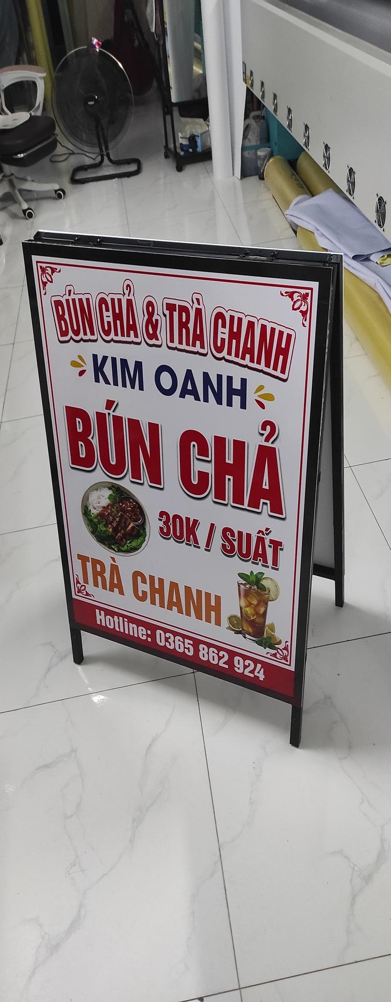 Standee chữ A – Thiết kế nổi bật, dễ thu hút