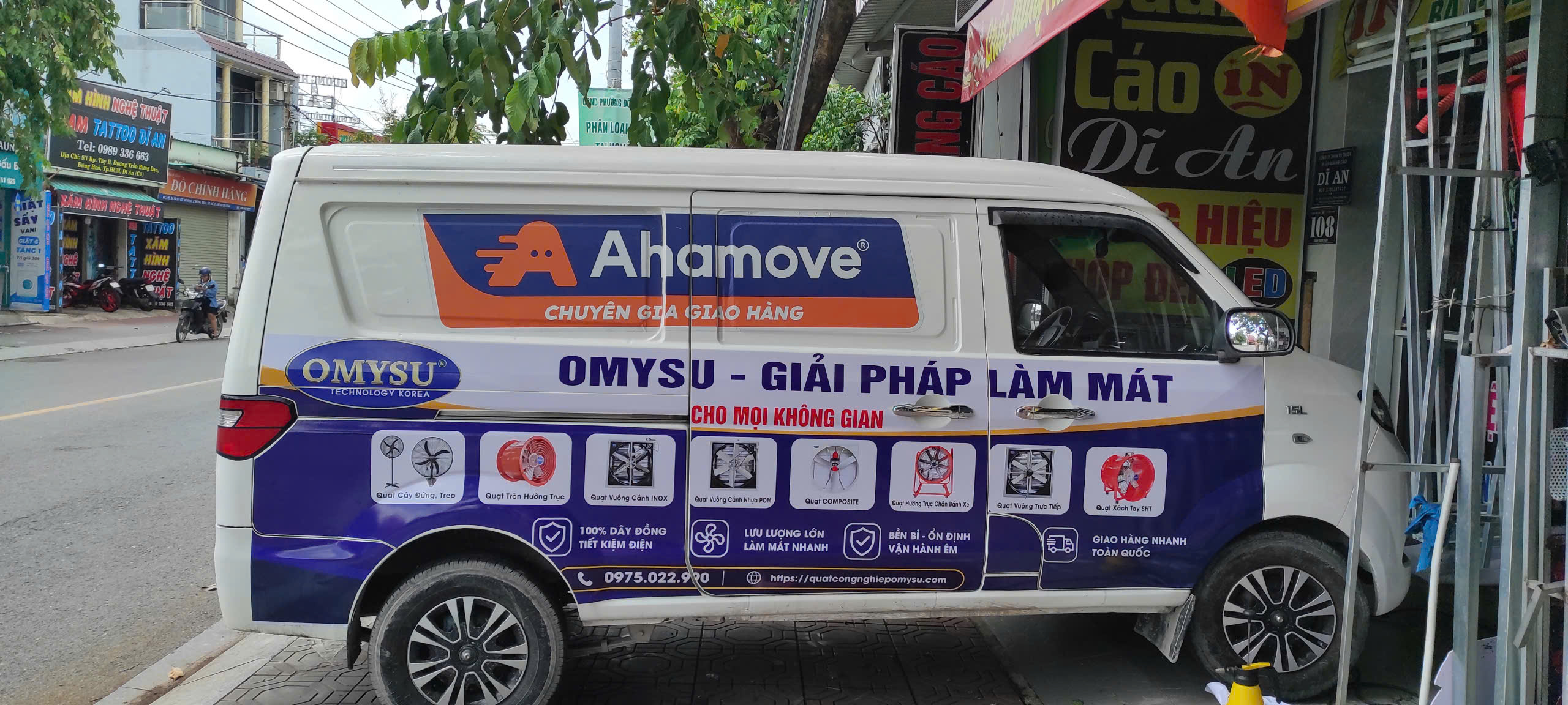 Thi Công Quảng Cáo Dán Decal Xe Van Ahamove Cho Chuyên Nghiệp